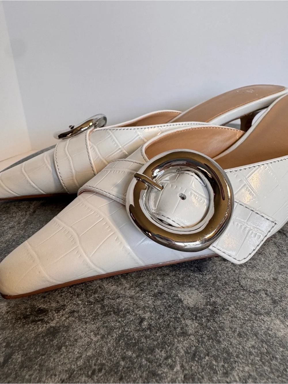 Ann Taylor White Leather Silver Pointed Toe Kitten Heels 6.5 - Picture 8 of 13